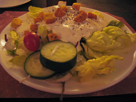 A dinner steak (Iceberg lettuce, cucumbers, tomatoes, croutons)