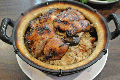 Special clay pot rice with grilled chicken